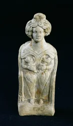 Statuette af en modergudinde, der ammer to børn